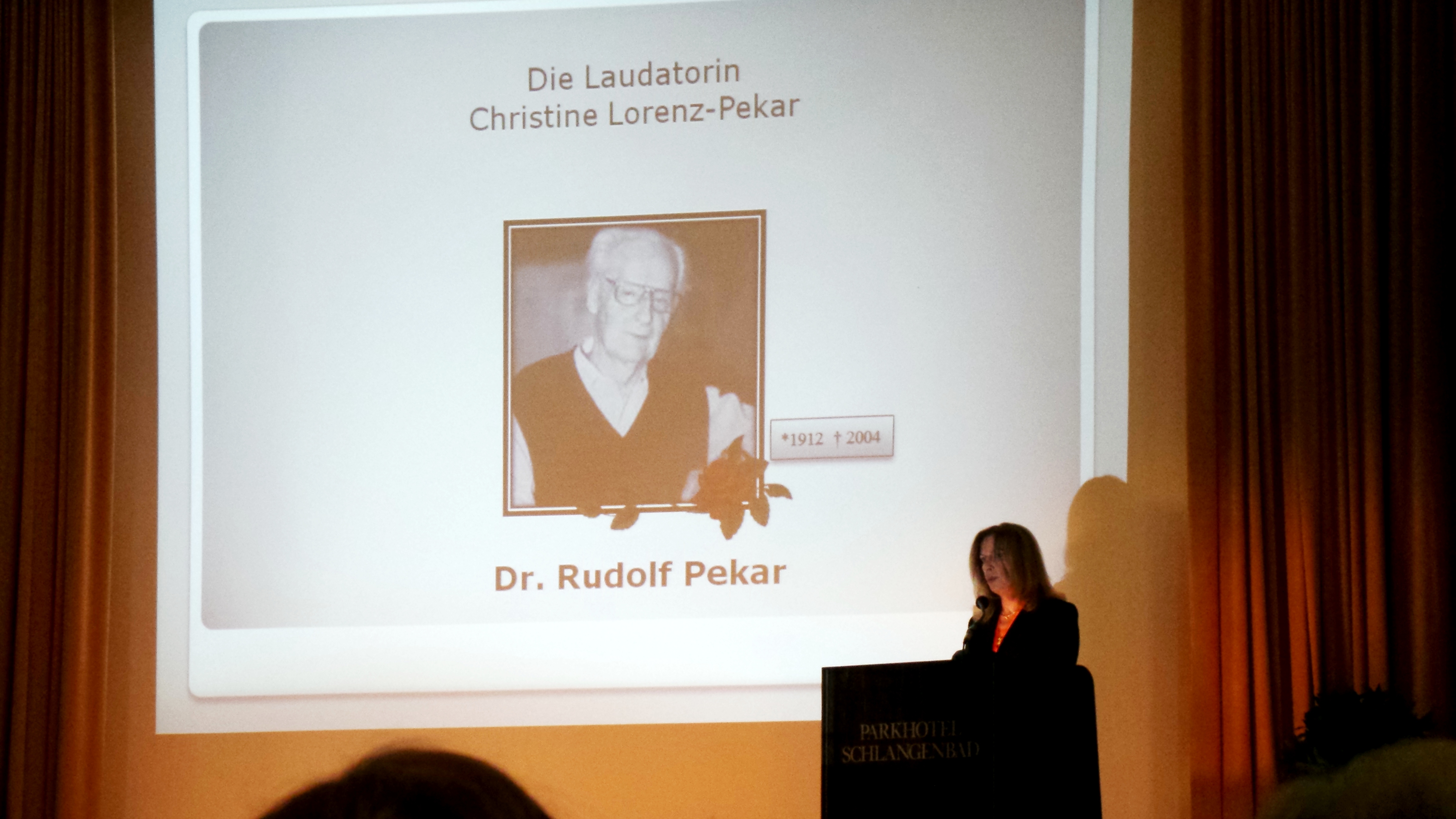 Sie war eine von 8 Laudatoren an diesem Tag, Christine Lorenz Pekar bei ihrer Laudatio zu ihrem berühmten Vater Dr. Rudolf Pekar